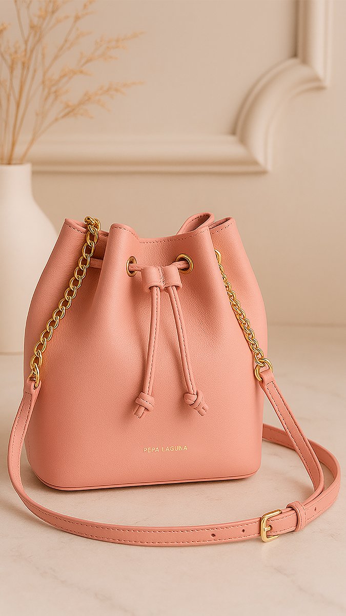 Bolso saco rosa con cadena dorada